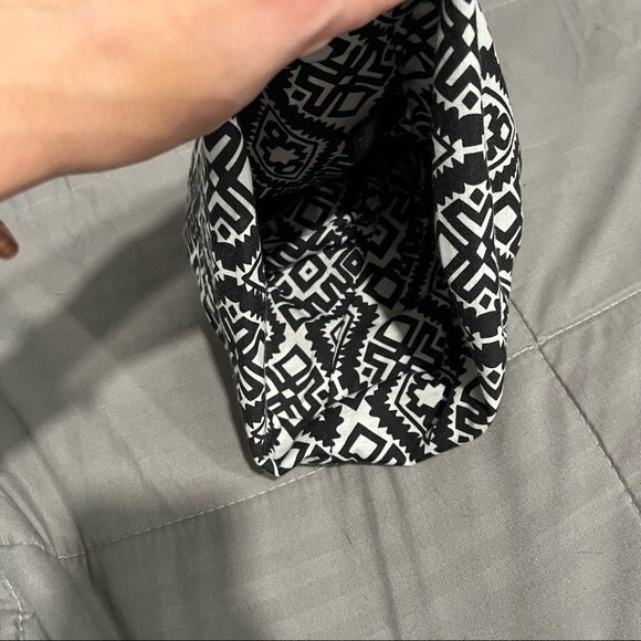 NWT D&Y Black & White Graphic 2 in 1 Beanie & Headwrap Headband - Picture 2 of 5